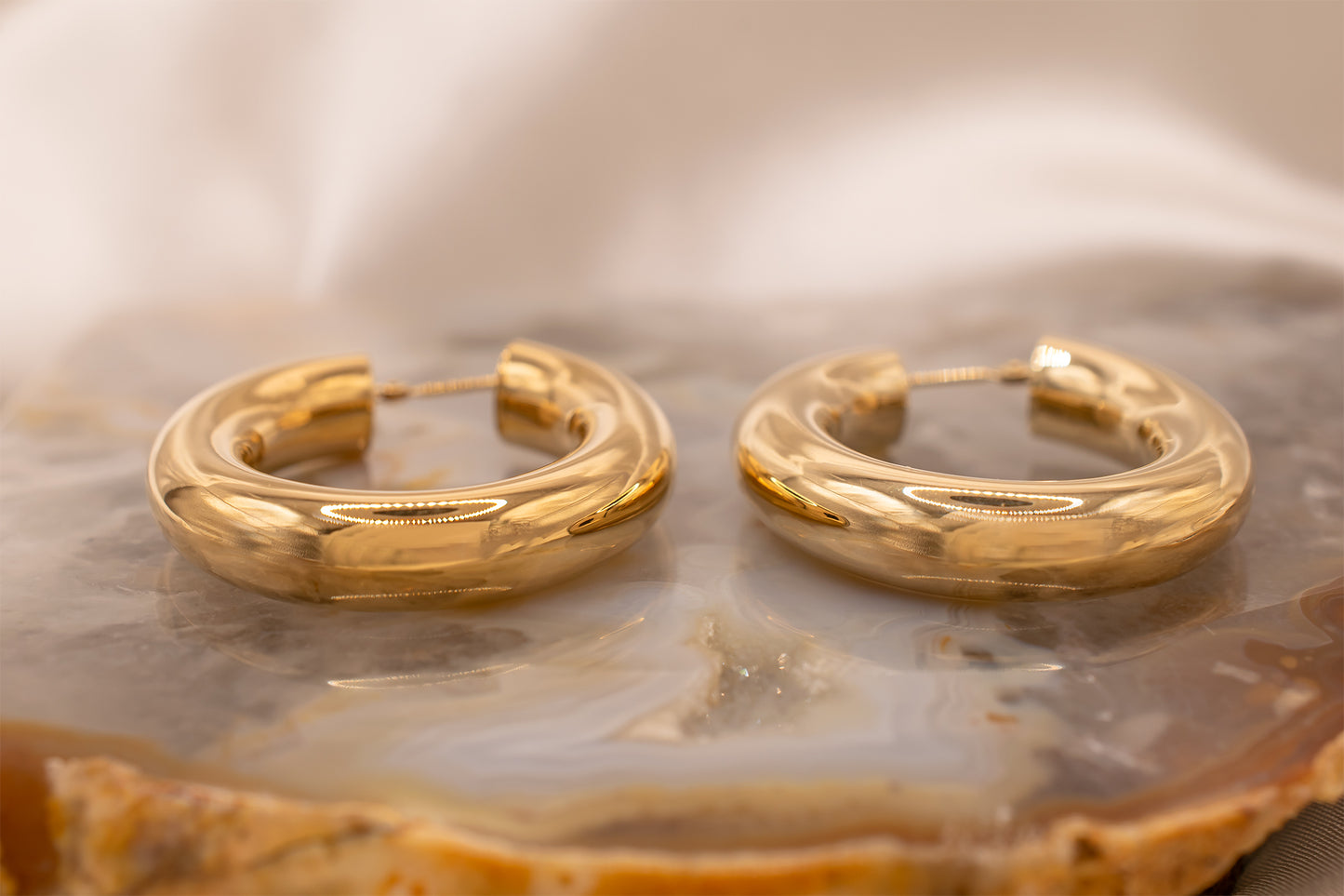 Vintage Estate 14K Yellow Gold Thick Oval Latch back Hoop Earrings 1 inch Drop