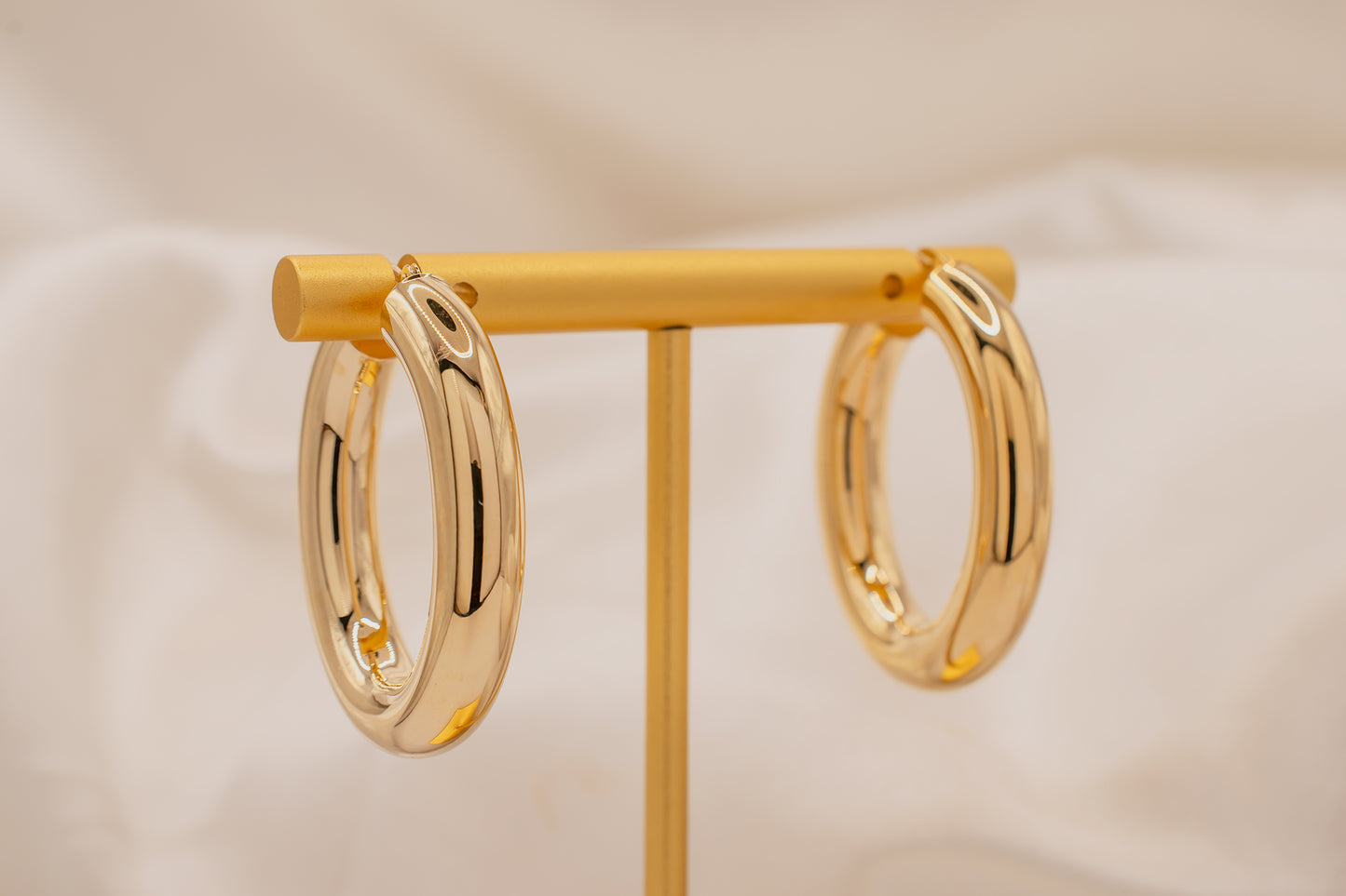Vintage Estate 14K Yellow Gold Thick Oval Latch back Hoop Earrings 1 inch Drop