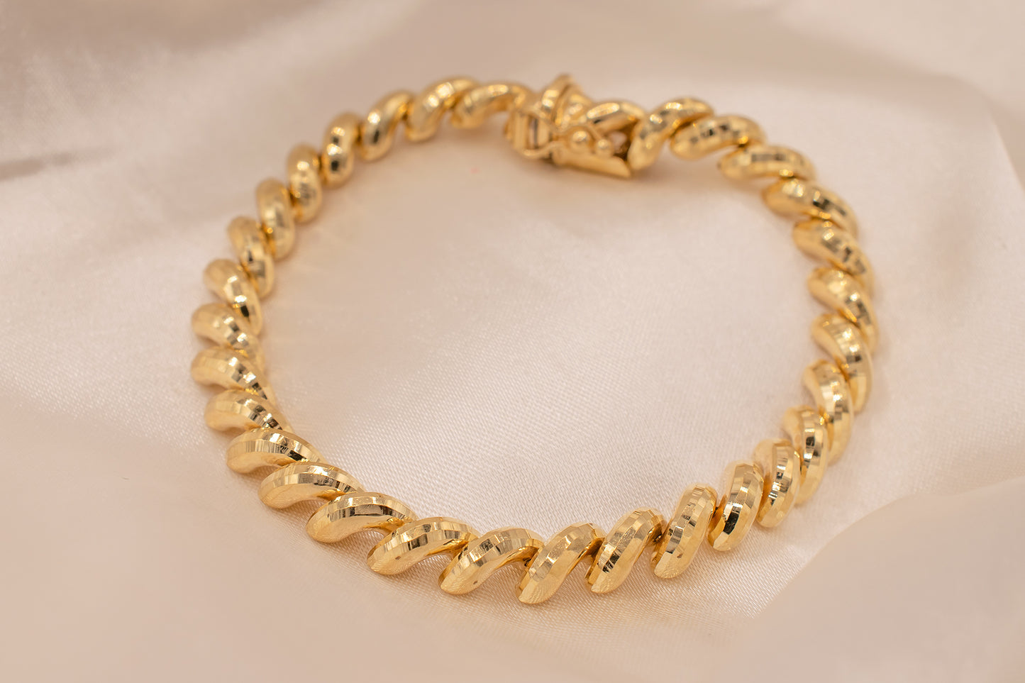 Vintage 14K Yellow Gold San Marco Macaroni Link Bracelet With Shimmering High Polish Finish 7 1/2 inches