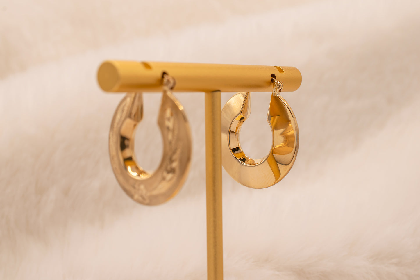 Vintage 14K Yellow Gold Diamond Cut Floral Detail Satin And High Polish Knife Edge Hoop Earrings 23mm
