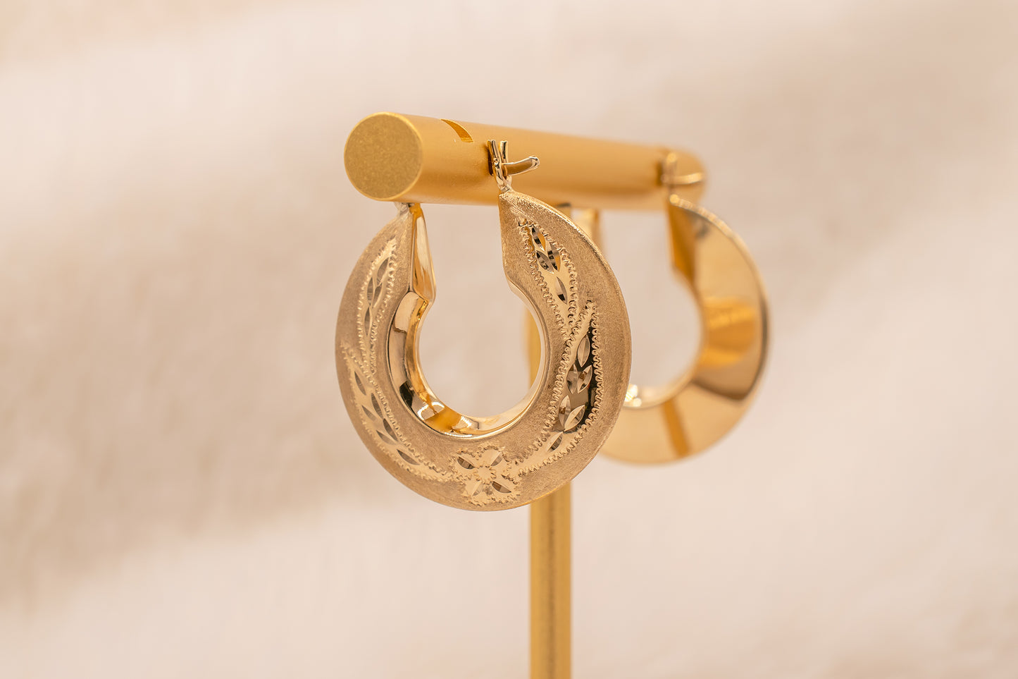 Vintage 14K Yellow Gold Diamond Cut Floral Detail Satin And High Polish Knife Edge Hoop Earrings 23mm