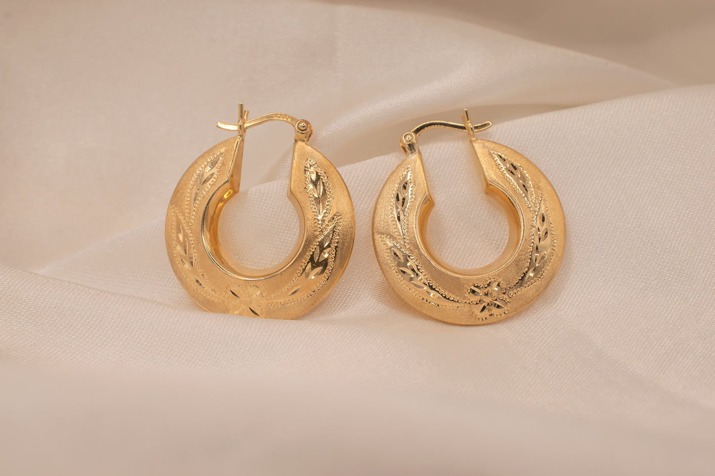 Vintage 14K Yellow Gold Diamond Cut Floral Detail Satin And High Polish Knife Edge Hoop Earrings 23mm