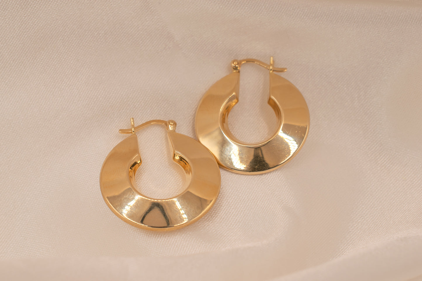 Vintage 14K Yellow Gold Diamond Cut Floral Detail Satin And High Polish Knife Edge Hoop Earrings 23mm