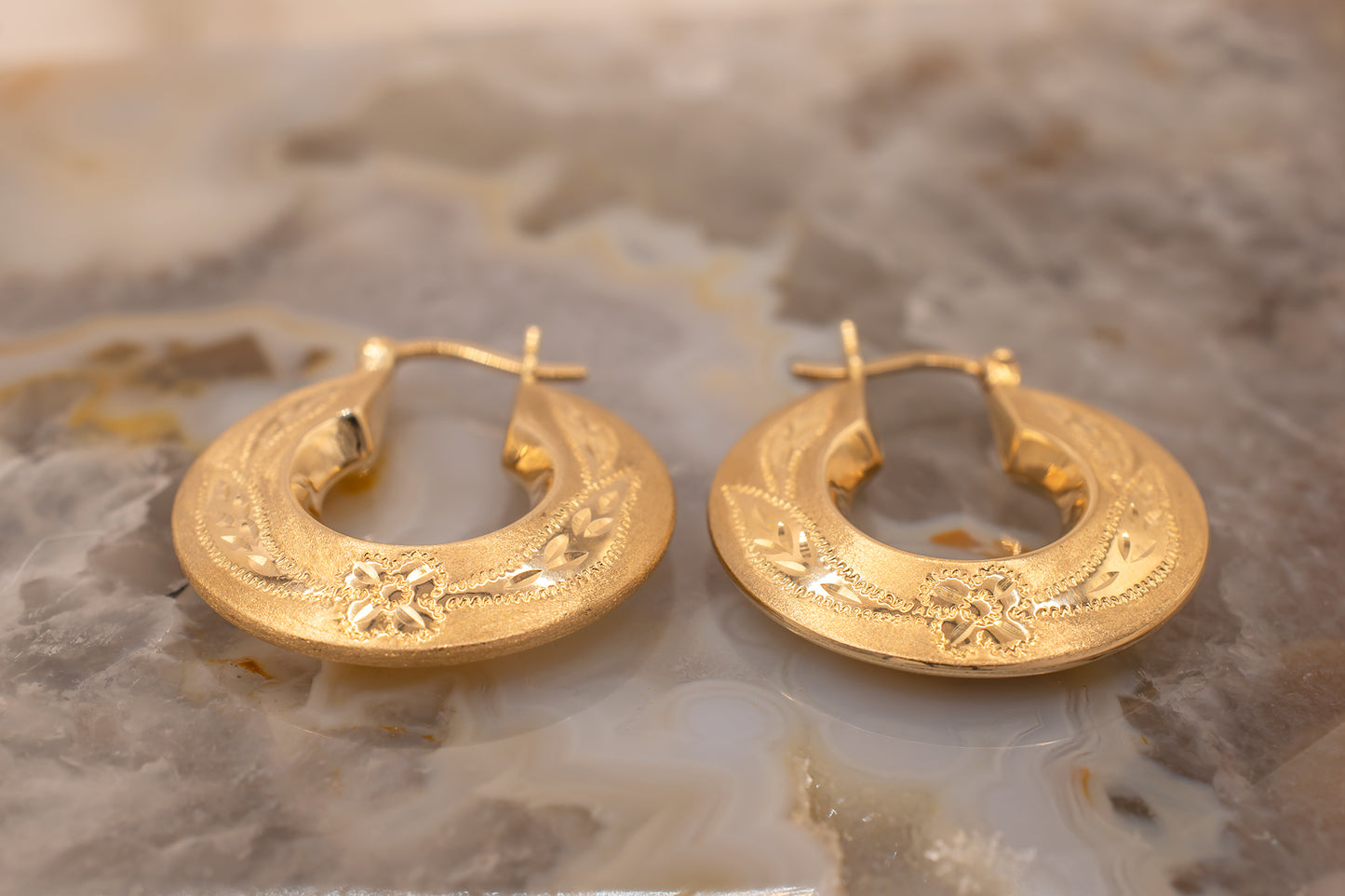 Vintage 14K Yellow Gold Diamond Cut Floral Detail Satin And High Polish Knife Edge Hoop Earrings 23mm