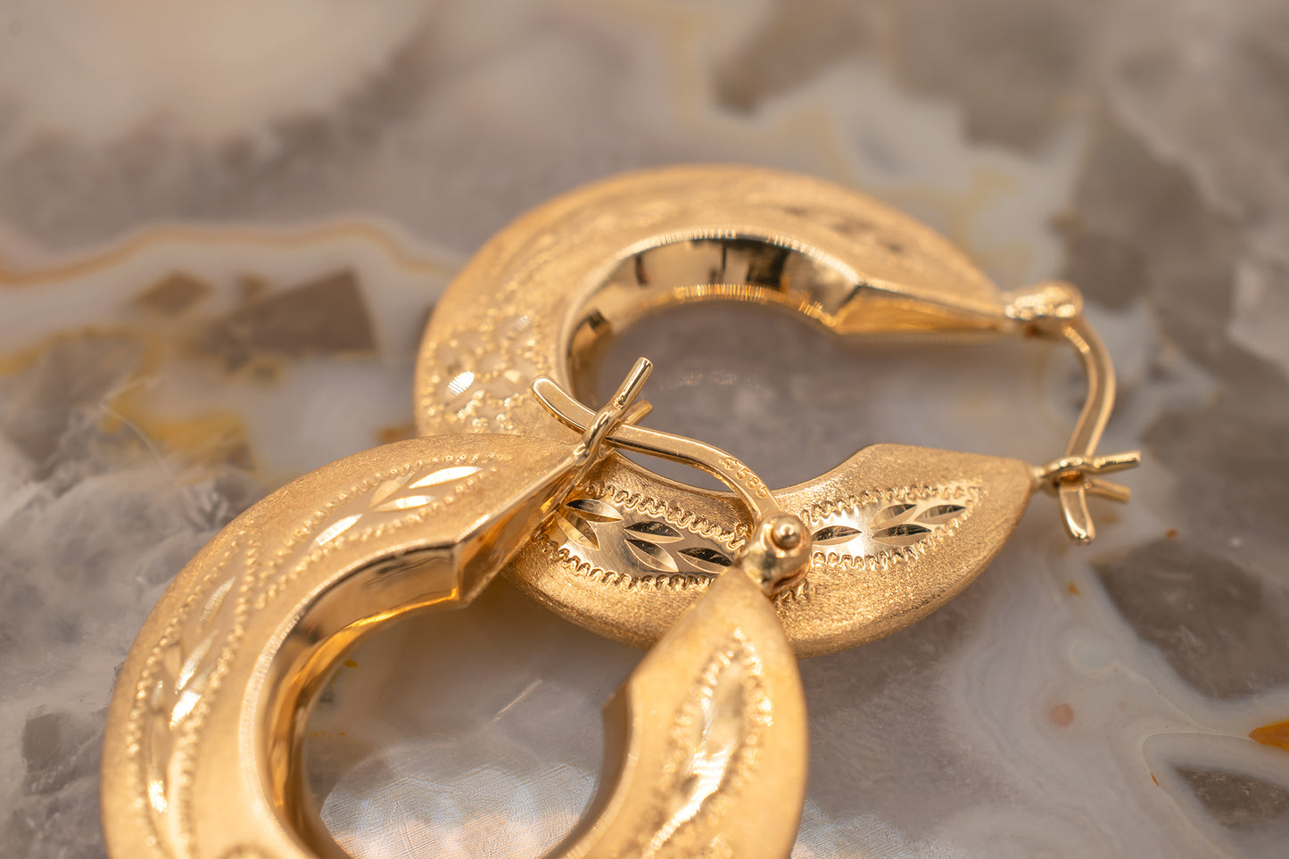 Vintage 14K Yellow Gold Diamond Cut Floral Detail Satin And High Polish Knife Edge Hoop Earrings 23mm