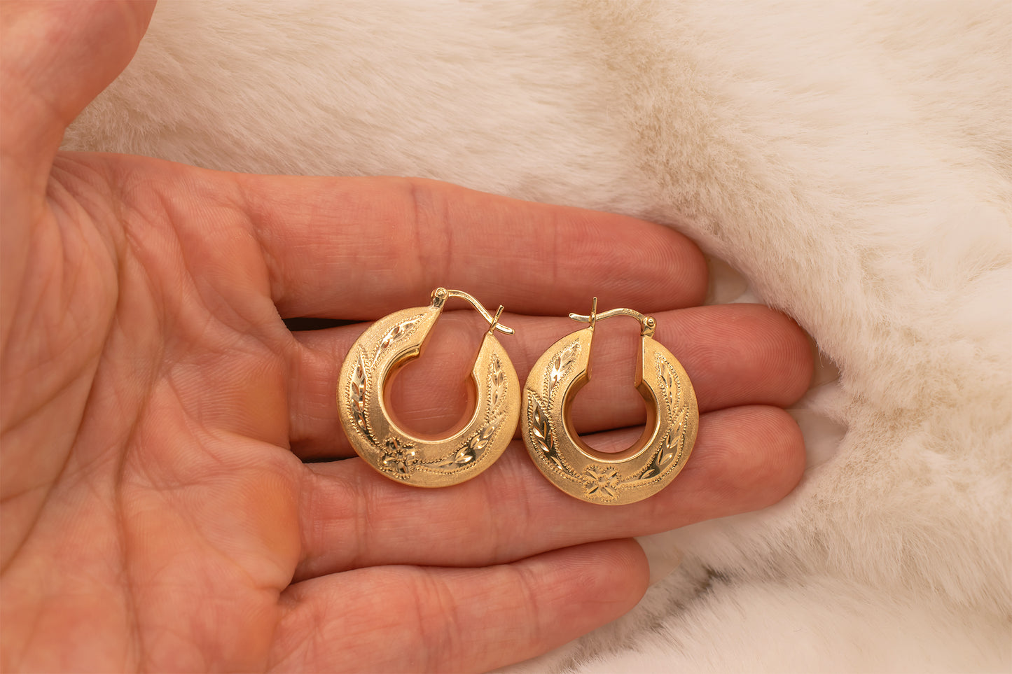 Vintage 14K Yellow Gold Diamond Cut Floral Detail Satin And High Polish Knife Edge Hoop Earrings 23mm