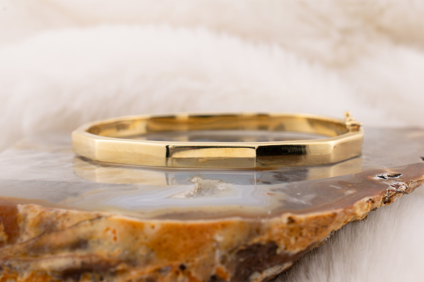 Vintage 14KT Yellow Gold High Polish Hexagonal Hinged Bangle Bracelet Approx. 7 3/4 Inches