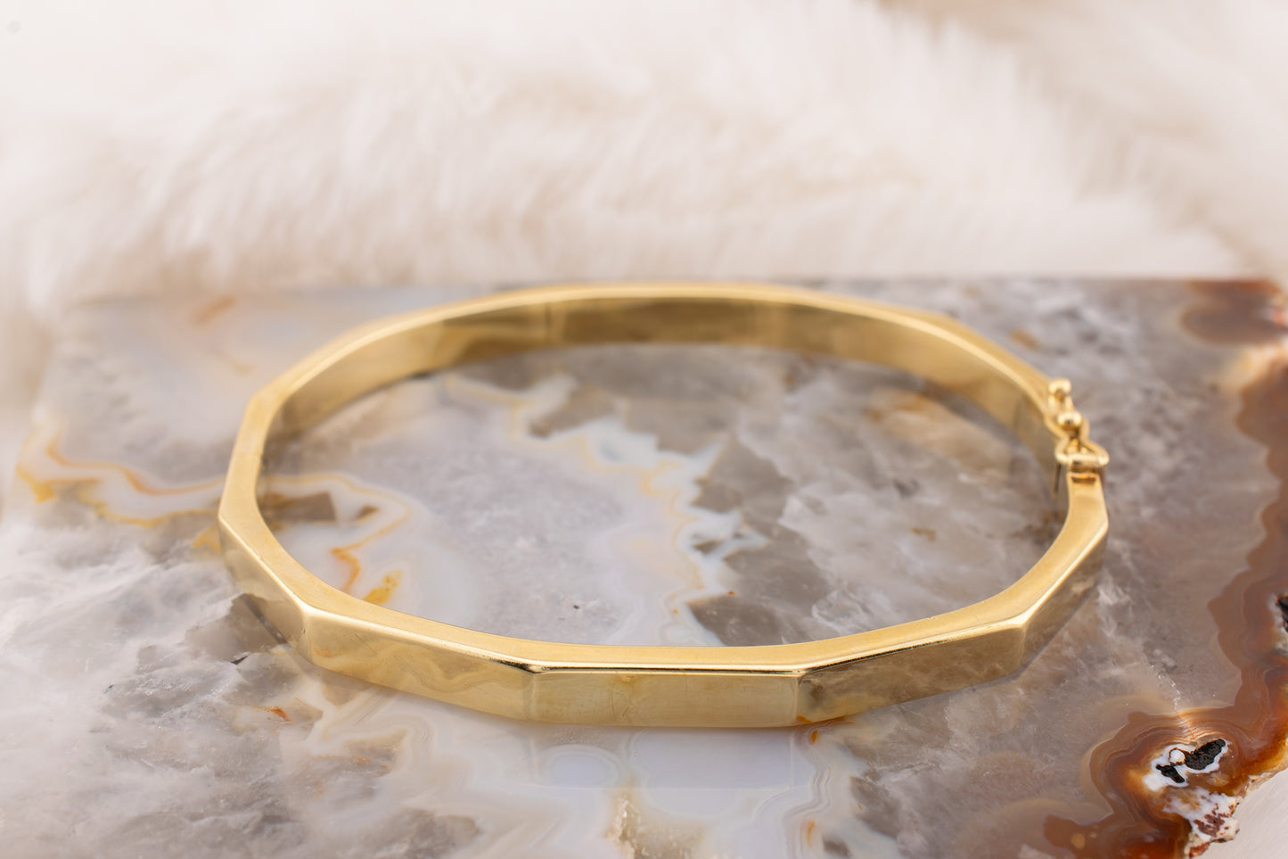 Vintage 14KT Yellow Gold High Polish Hexagonal Hinged Bangle Bracelet Approx. 7 3/4 Inches