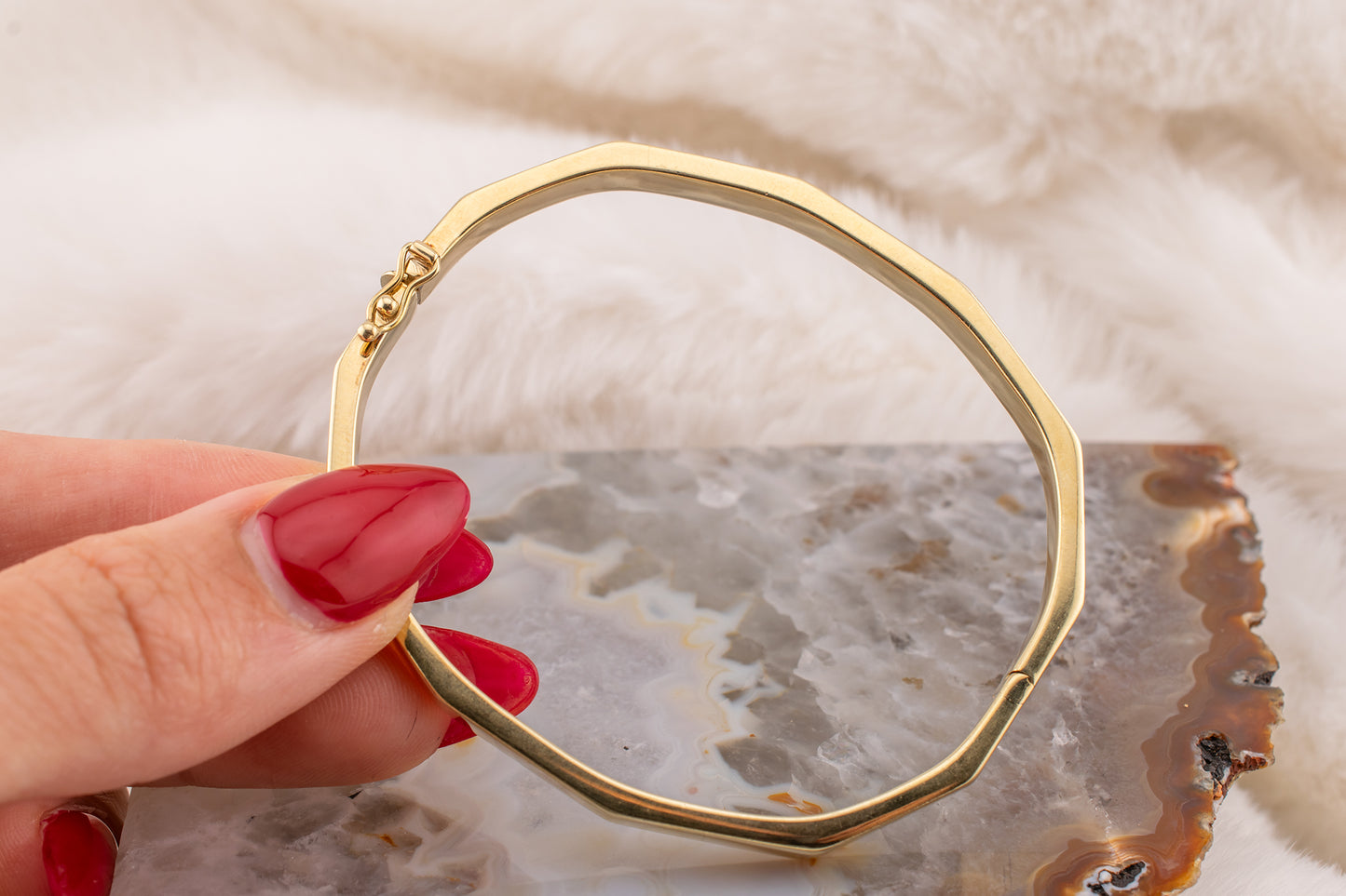 Vintage 14KT Yellow Gold High Polish Hexagonal Hinged Bangle Bracelet Approx. 7 3/4 Inches