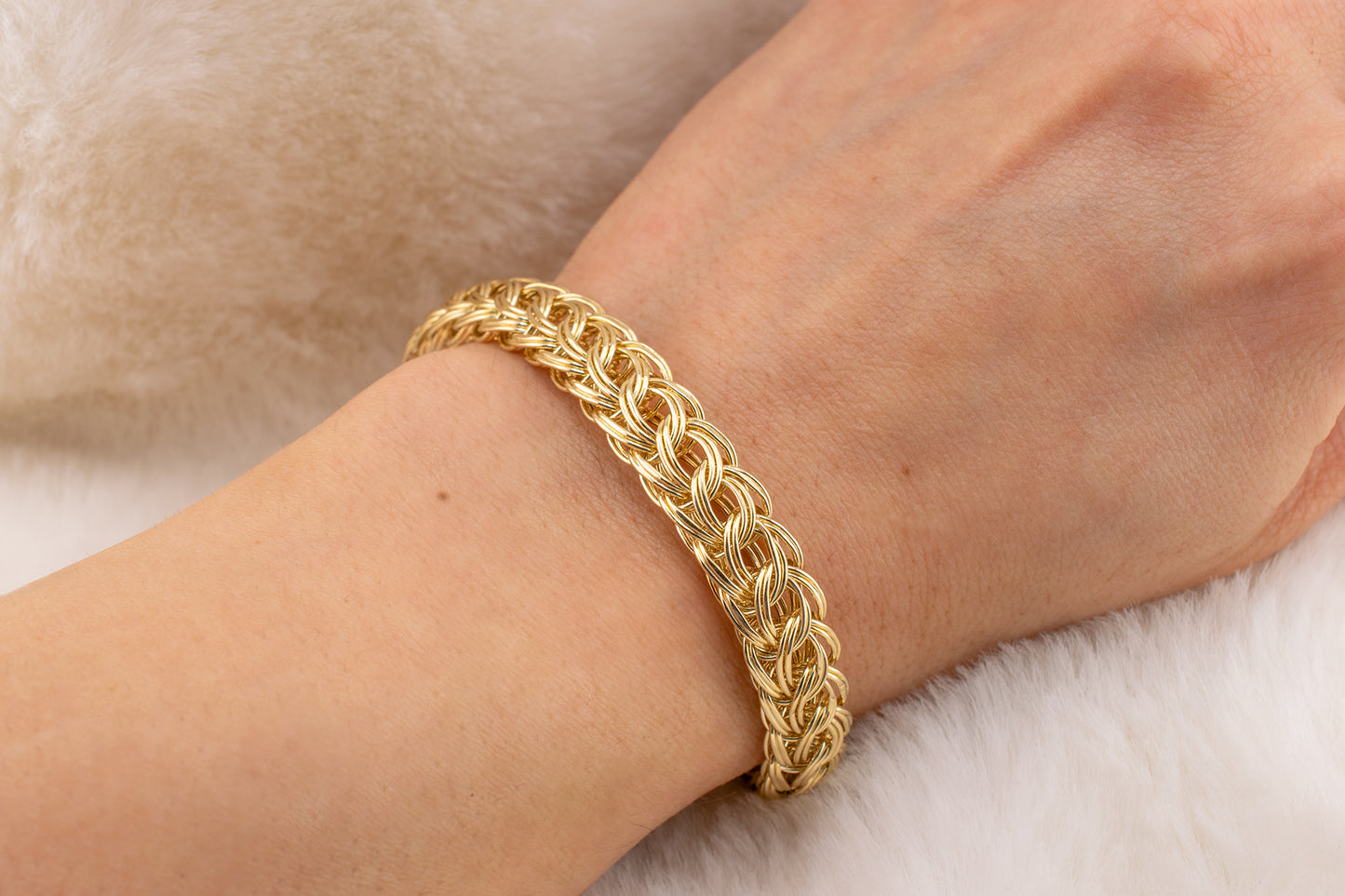 Circa 2000's Vintage Estate 14 Karat Yellow Gold Woven Interlocking Link Bracelet With Large Lobster Clasp 8.6mm 7 Inches