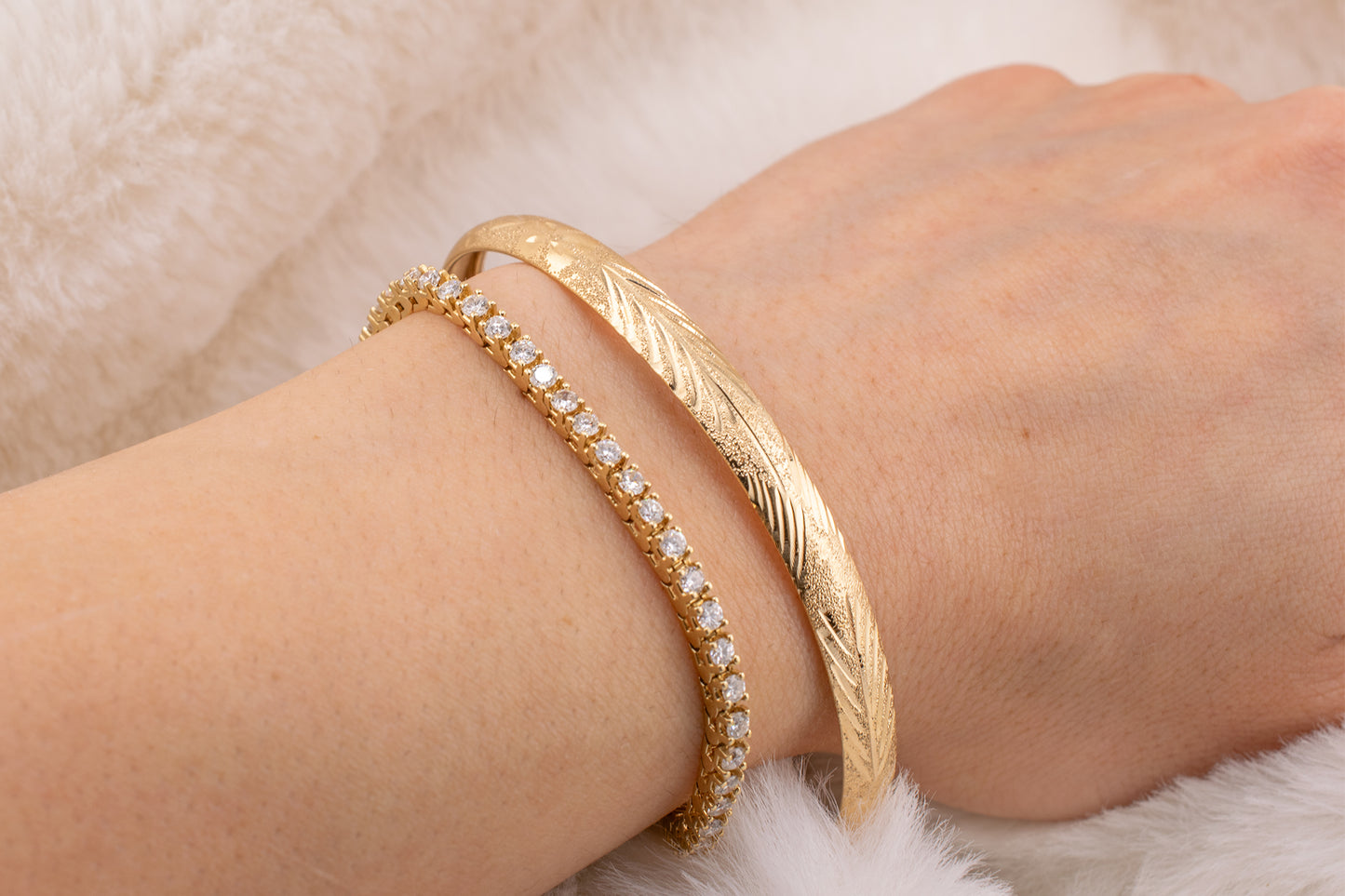 Circa 2000-2005 Vintage 10 Karat Yellow Gold Palm Leaf Design and Diamond Cut Detail Bangle Bracelet Approx. 7.75 Inches 6.2mm Wide