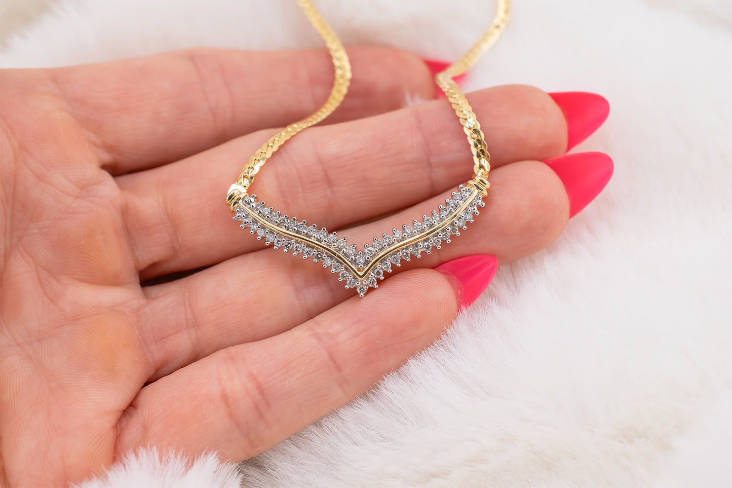 Circa 1980s Vintage 14 Karat Yellow Gold 0.47 Carats Natural Round Brilliant Diamond V Flat Link Necklace 17.5 Inches
