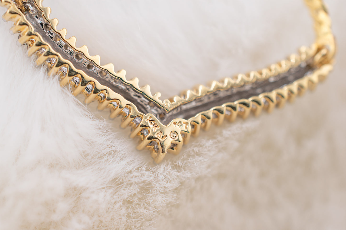 Circa 1980s Vintage 14 Karat Yellow Gold 0.47 Carats Natural Round Brilliant Diamond V Flat Link Necklace 17.5 Inches