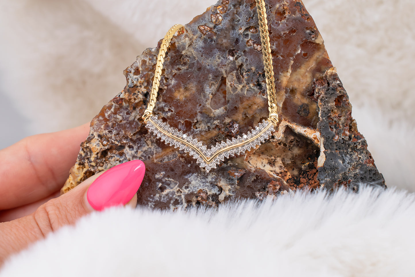 Circa 1980s Vintage 14 Karat Yellow Gold 0.47 Carats Natural Round Brilliant Diamond V Flat Link Necklace 17.5 Inches