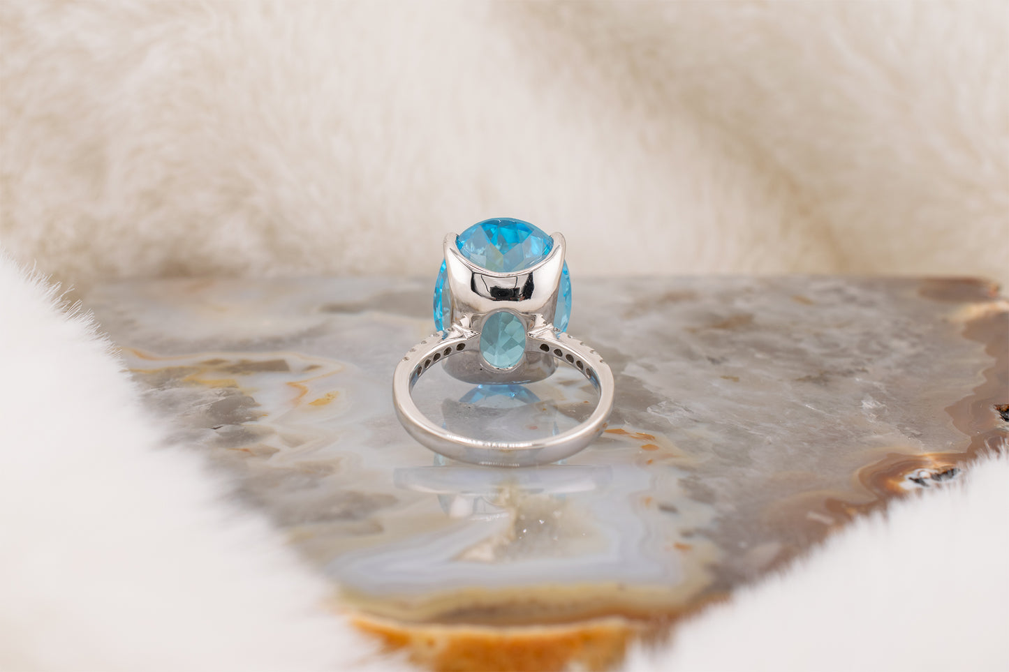 14 Karat White Gold 13.10 Carat Oval Swiss Blue Topaz And Natural Round Brilliant Cut Diamond Statement Ring Size 6