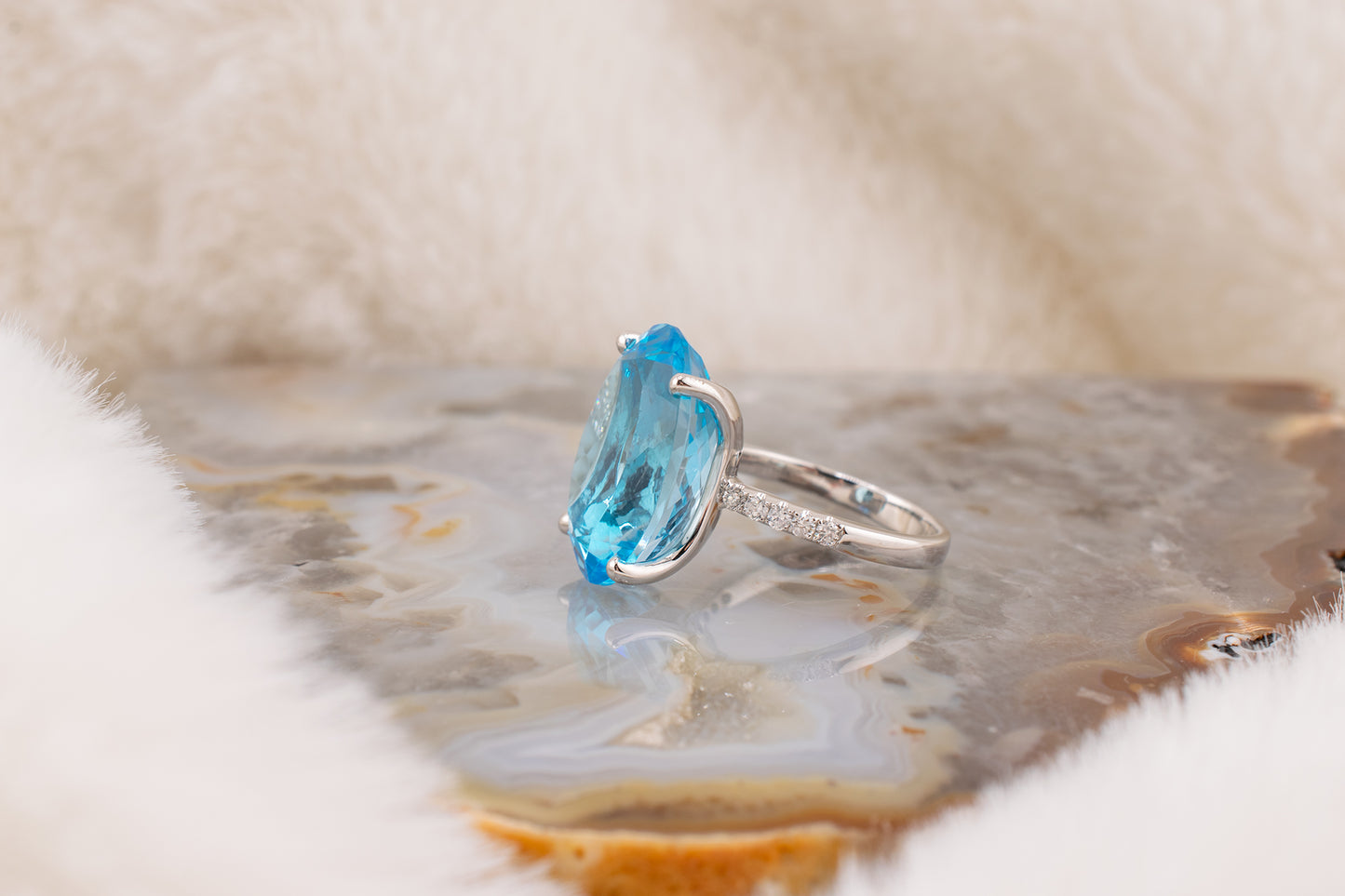 14 Karat White Gold 13.10 Carat Oval Swiss Blue Topaz And Natural Round Brilliant Cut Diamond Statement Ring Size 6