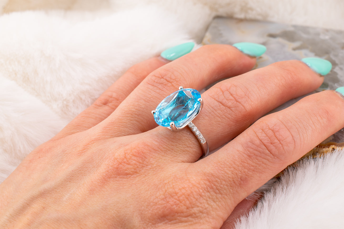 14 Karat White Gold 13.10 Carat Oval Swiss Blue Topaz And Natural Round Brilliant Cut Diamond Statement Ring Size 6