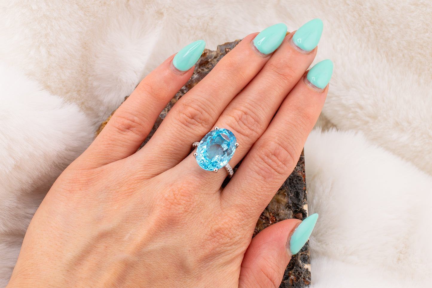 14 Karat White Gold 13.10 Carat Oval Swiss Blue Topaz And Natural Round Brilliant Cut Diamond Statement Ring Size 6