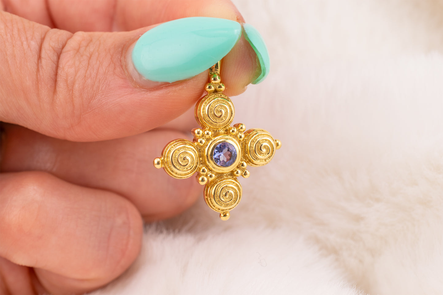 Estate Vintage 18k Yellow Gold Tanzanite Scroll Design Pendant