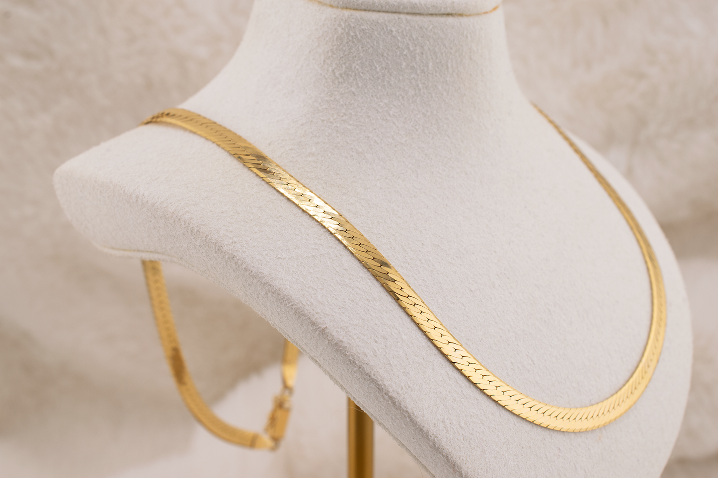 Circa 1980s-1990s Unisex Vintage 14 Karat Yellow Gold Italian 4.1 mm Herringbone Chain Necklace 17.5 Inches