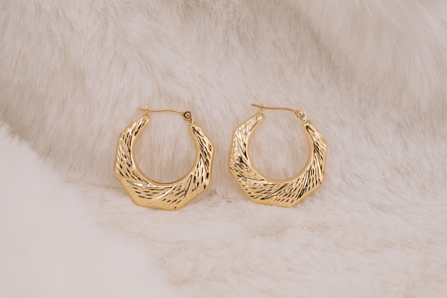 Vintage Minimalist 14 Karat Yellow Gold Diamond Cut Octagonal Gold Hoop Earrings 21 mm