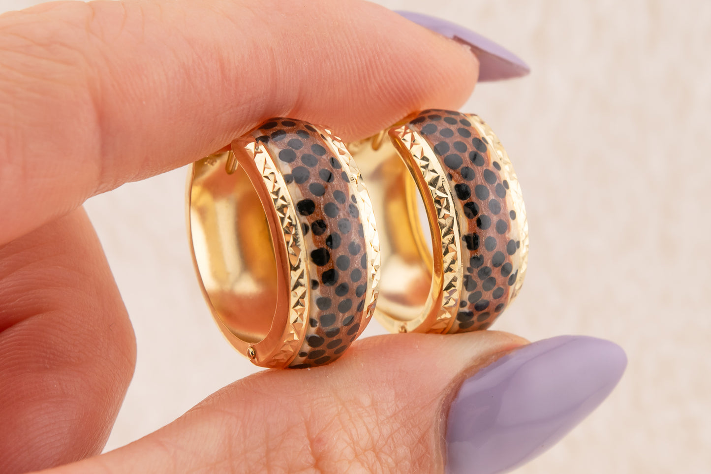 Vintage Estate 14 Karat Yellow Gold Cheetah Print Enamel Diamond Cut Hinged Huggie Hoop Earrings 21 mm