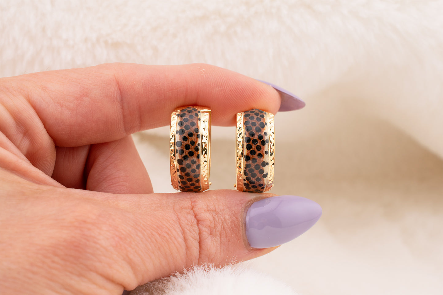 Vintage Estate 14 Karat Yellow Gold Cheetah Print Enamel Diamond Cut Hinged Huggie Hoop Earrings 21 mm