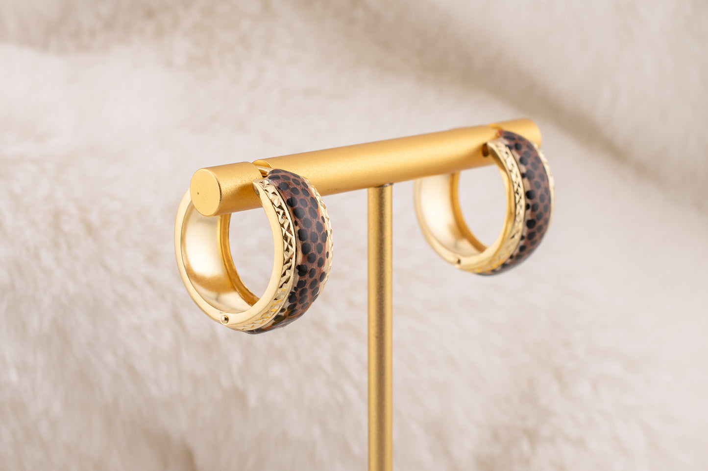 Vintage Estate 14 Karat Yellow Gold Cheetah Print Enamel Diamond Cut Hinged Huggie Hoop Earrings 21 mm