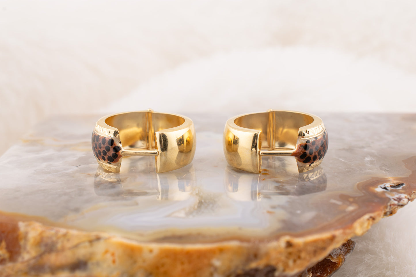 Vintage Estate 14 Karat Yellow Gold Cheetah Print Enamel Diamond Cut Hinged Huggie Hoop Earrings 21 mm
