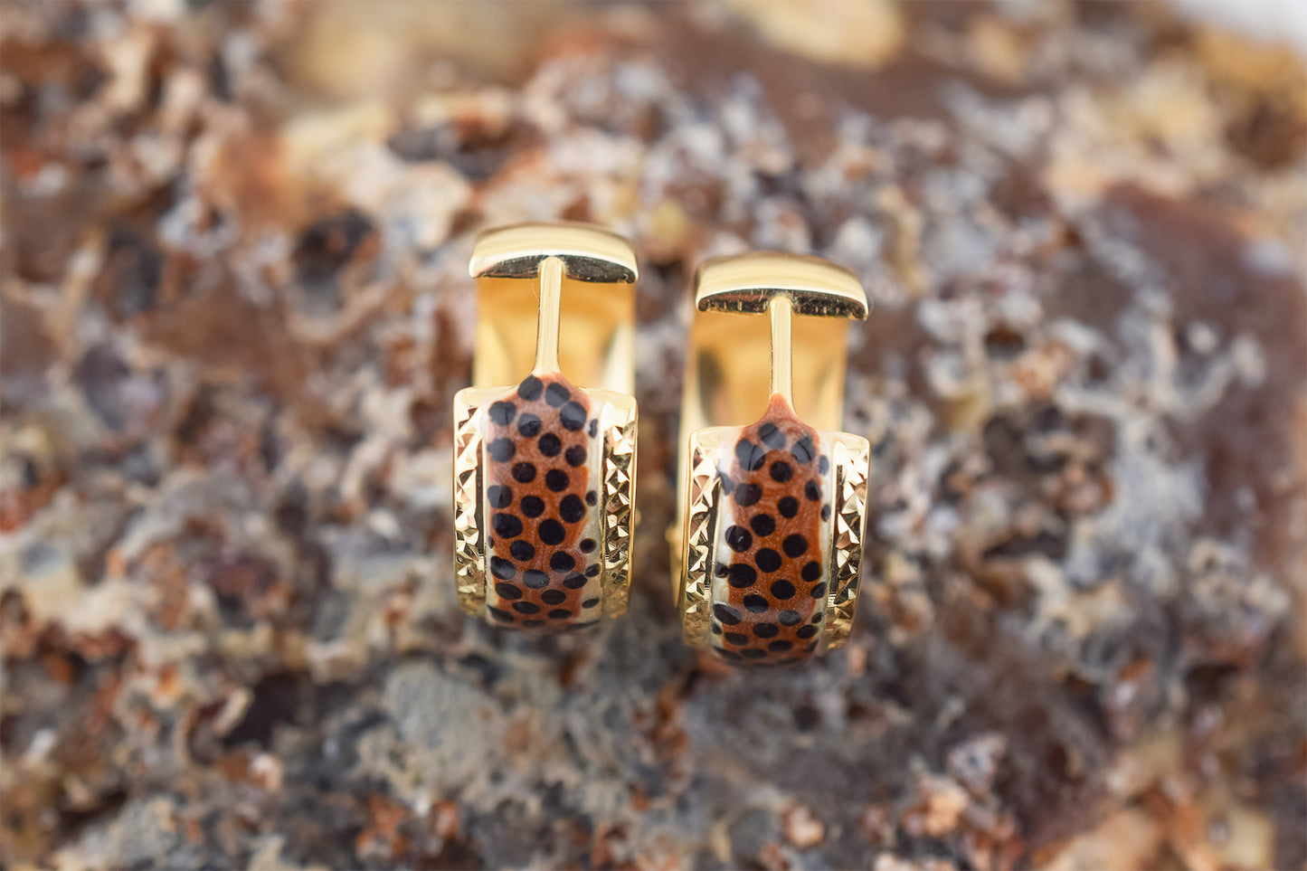 Vintage Estate 14 Karat Yellow Gold Cheetah Print Enamel Diamond Cut Hinged Huggie Hoop Earrings 21 mm