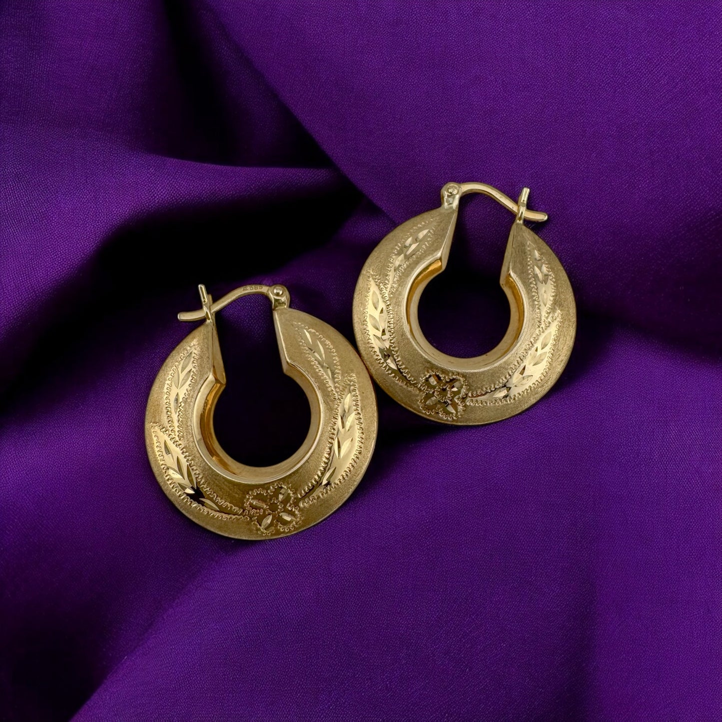 Vintage 14K Yellow Gold Diamond Cut Floral Detail Satin And High Polish Knife Edge Hoop Earrings 23mm