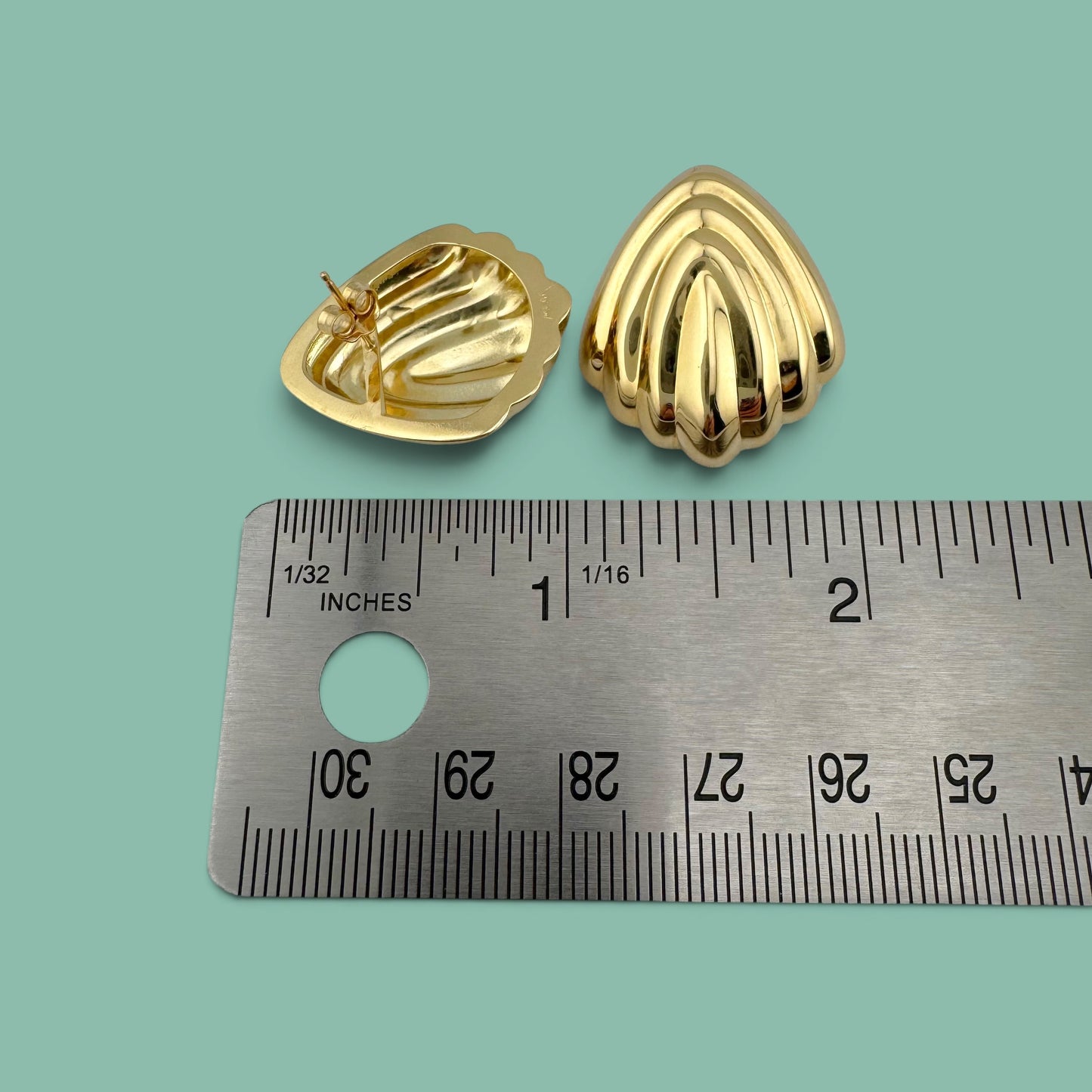 Vintage 14K Yellow Gold Seashell Stud Earrings Ribbed Scallop Shell Geometric Design 1 Inch