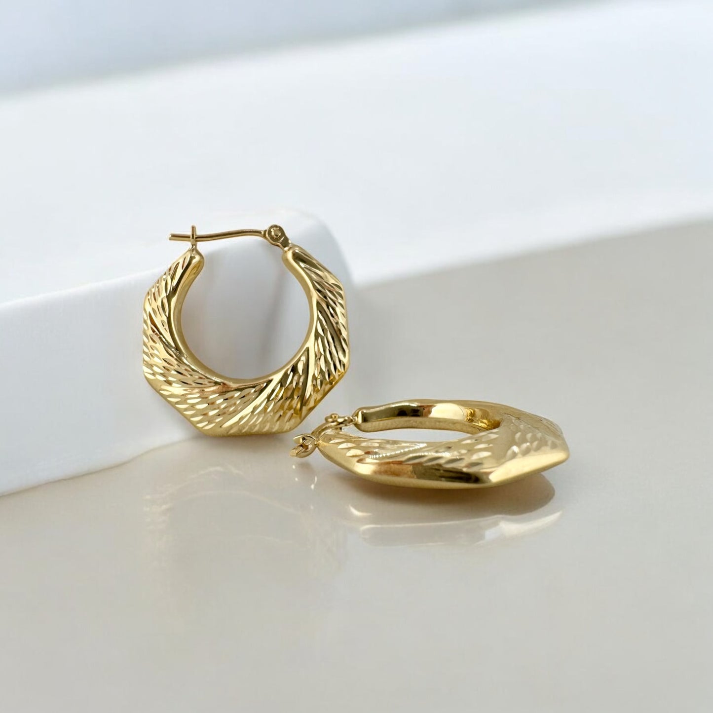 Vintage Minimalist 14 Karat Yellow Gold Diamond Cut Octagonal Gold Hoop Earrings 21 mm