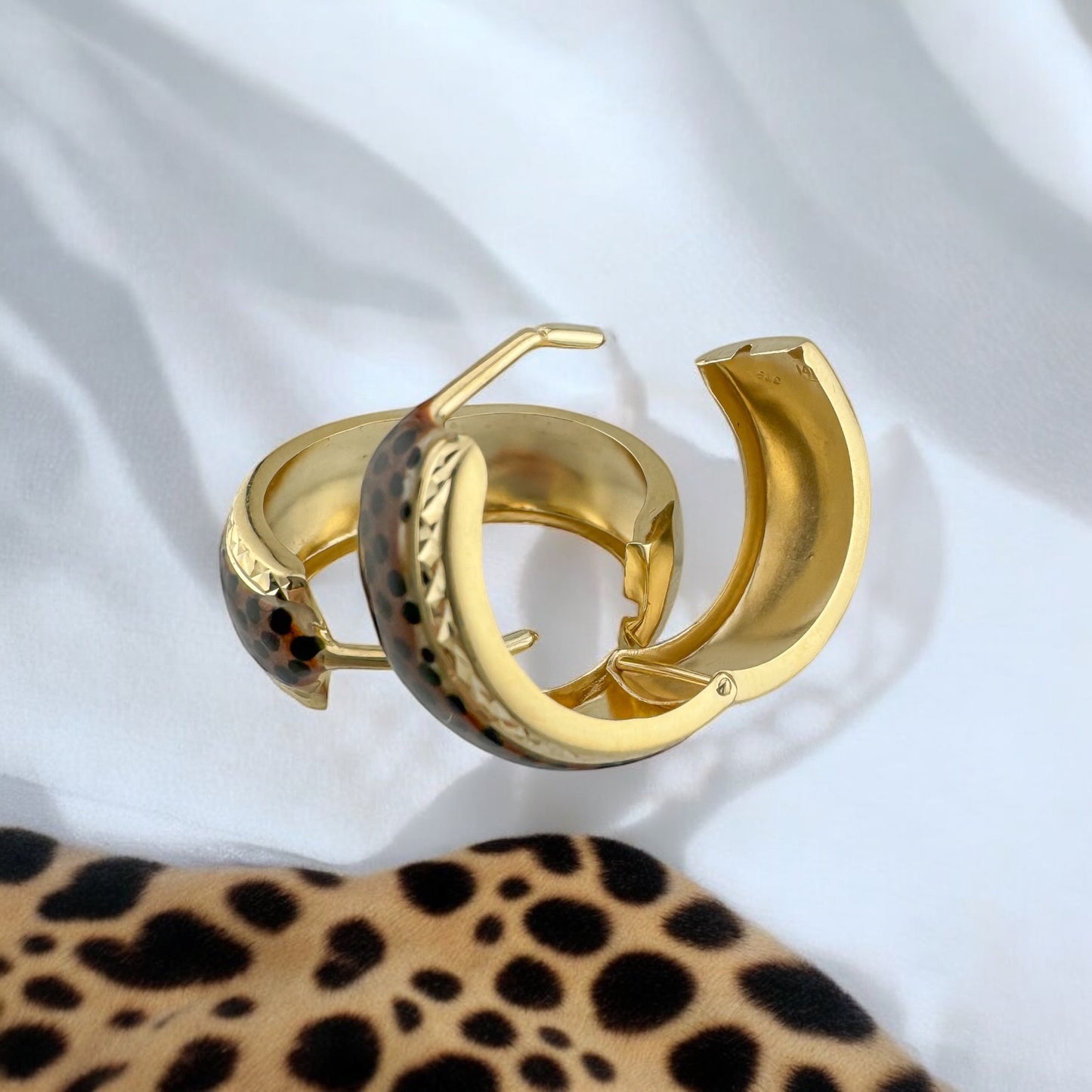 Vintage Estate 14 Karat Yellow Gold Cheetah Print Enamel Diamond Cut Hinged Huggie Hoop Earrings 21 mm