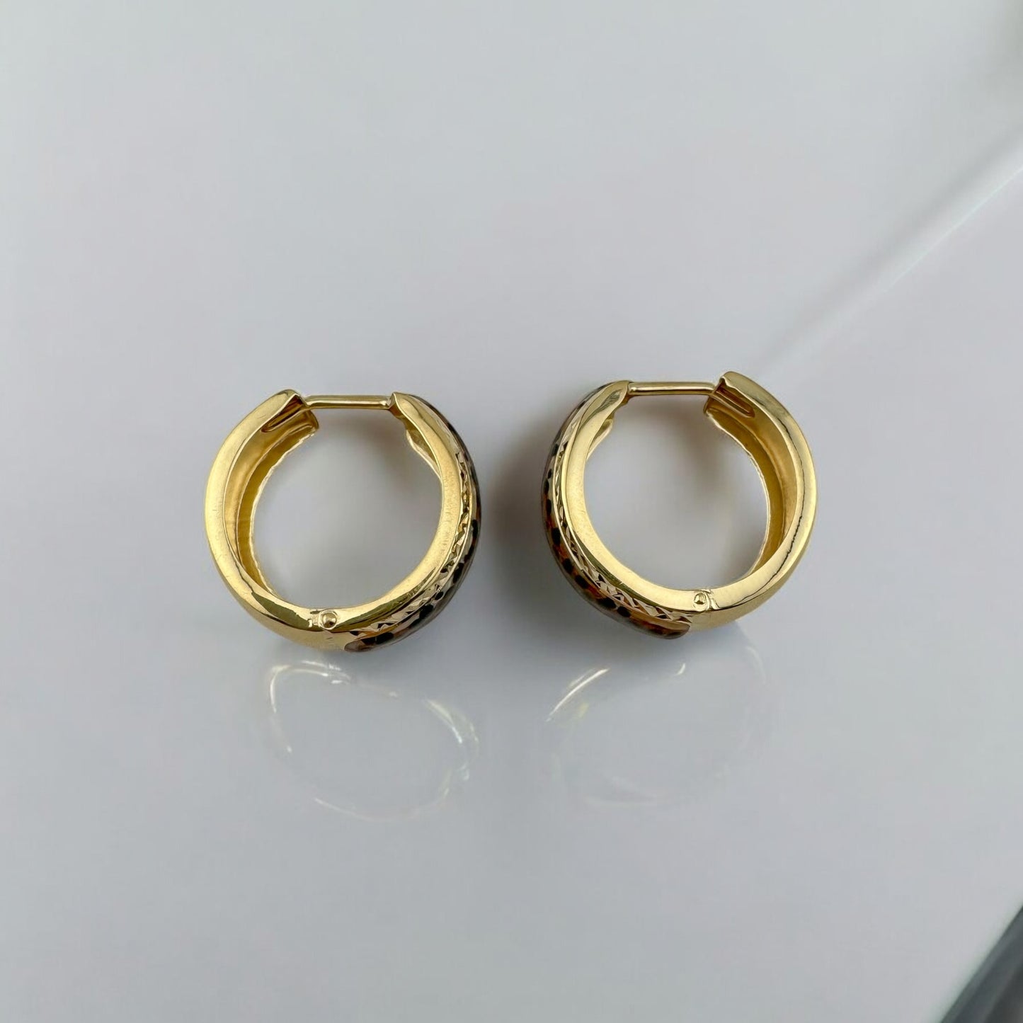 Vintage Estate 14 Karat Yellow Gold Cheetah Print Enamel Diamond Cut Hinged Huggie Hoop Earrings 21 mm