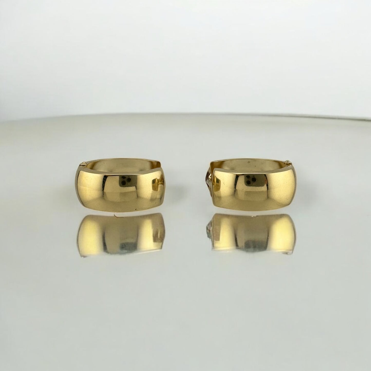 Vintage Estate 14 Karat Yellow Gold Cheetah Print Enamel Diamond Cut Hinged Huggie Hoop Earrings 21 mm