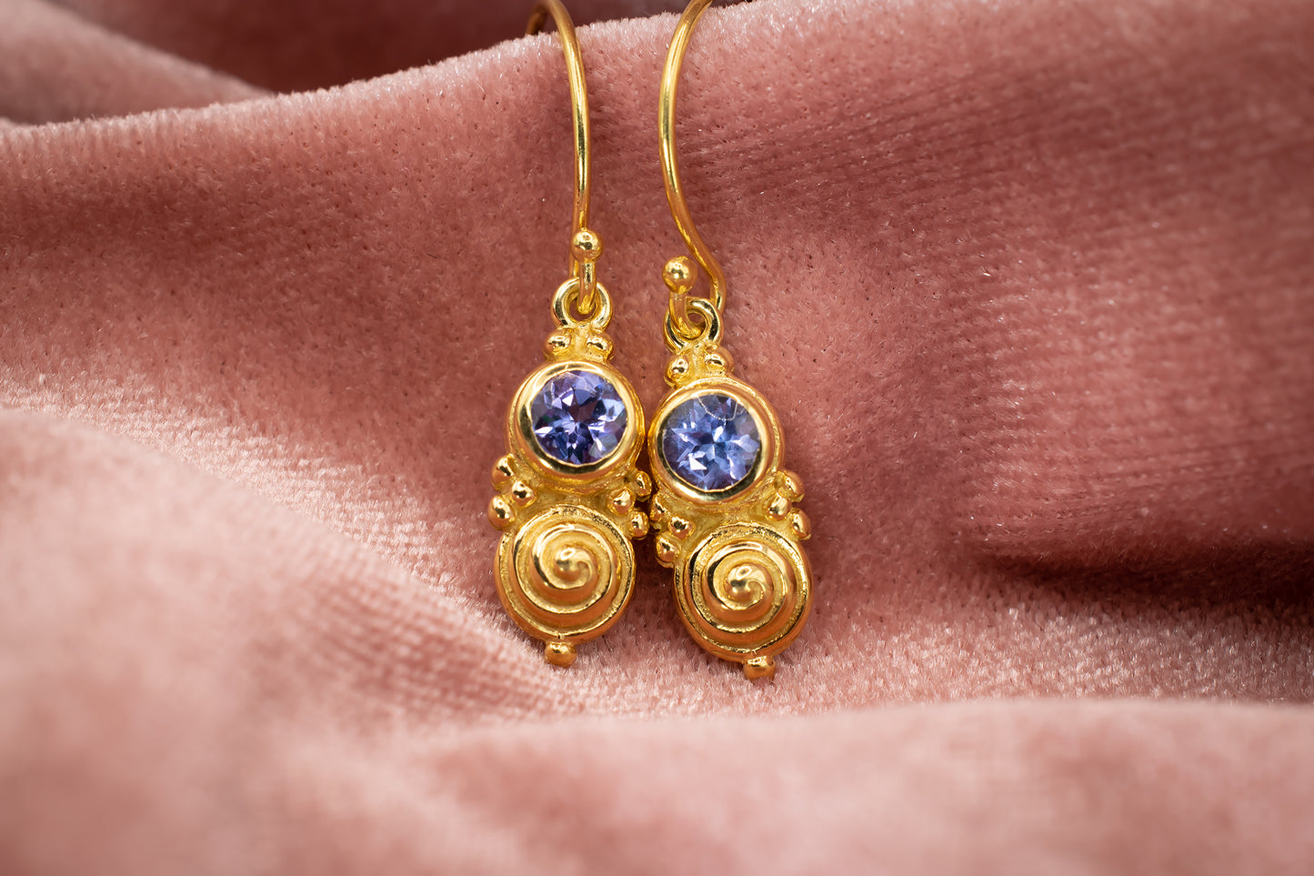 Estate Vintage 18k Yellow Gold Tanzanite Scroll Design Dangle Earrings