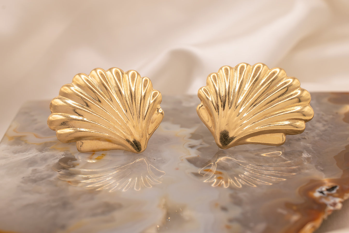 Vintage 14K Yellow Gold Seashell Statement Earrings 1.2 Inches Long Circa 80s