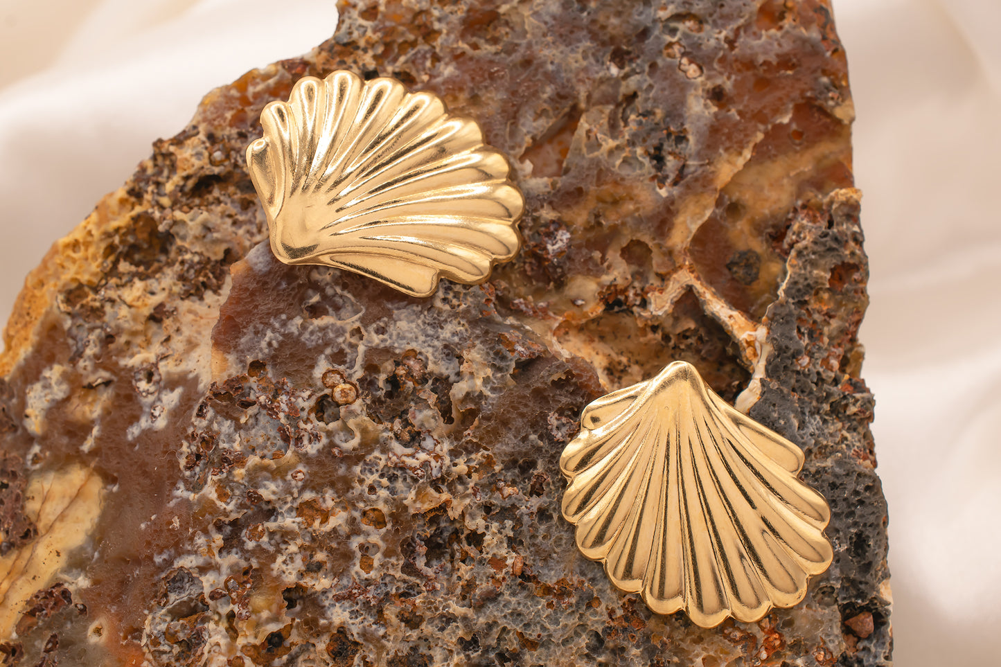 Vintage 14K Yellow Gold Seashell Statement Earrings 1.2 Inches Long Circa 80s