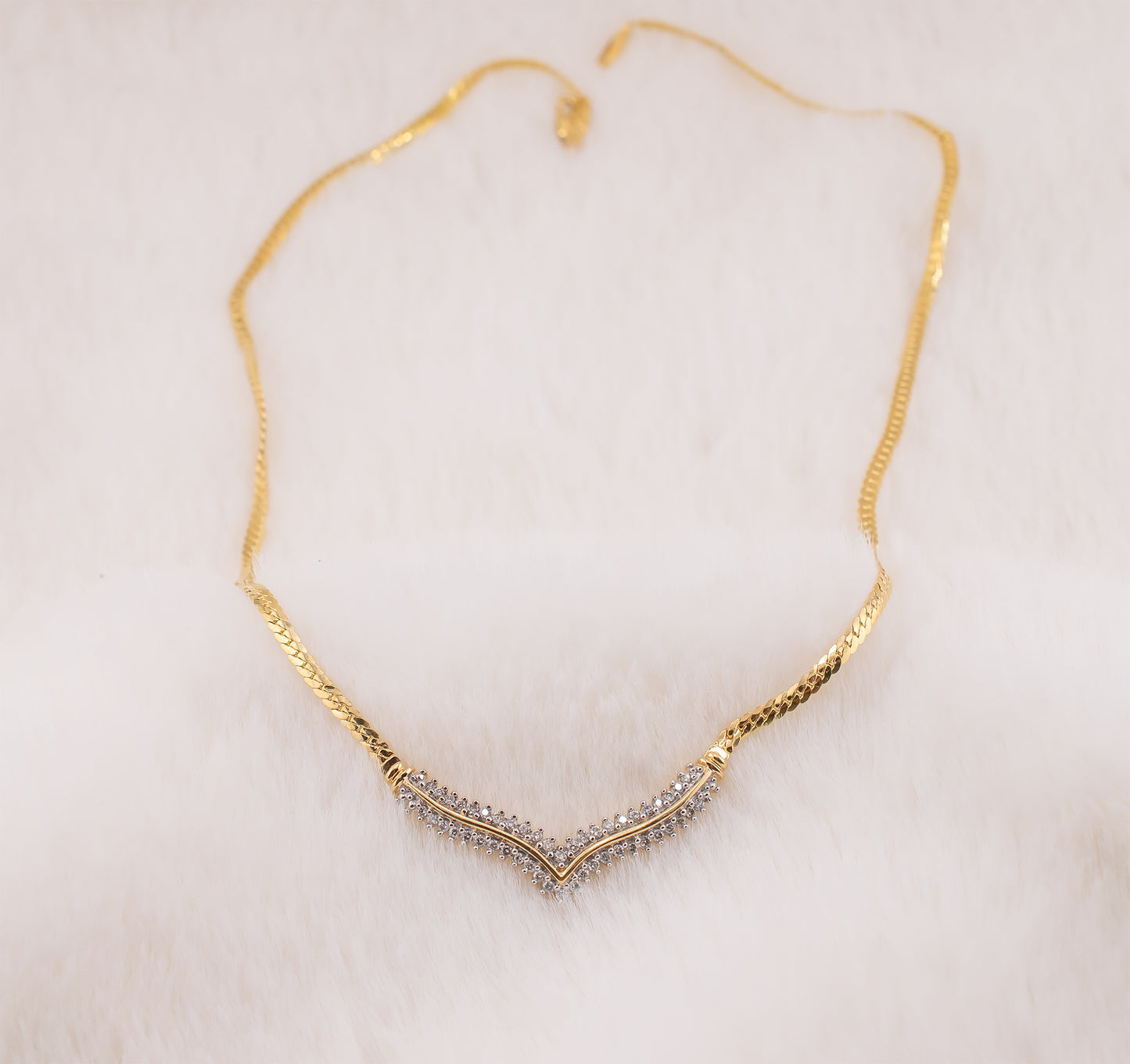 Circa 1980s Vintage 14 Karat Yellow Gold 0.47 Carats Natural Round Brilliant Diamond V Flat Link Necklace 17.5 Inches