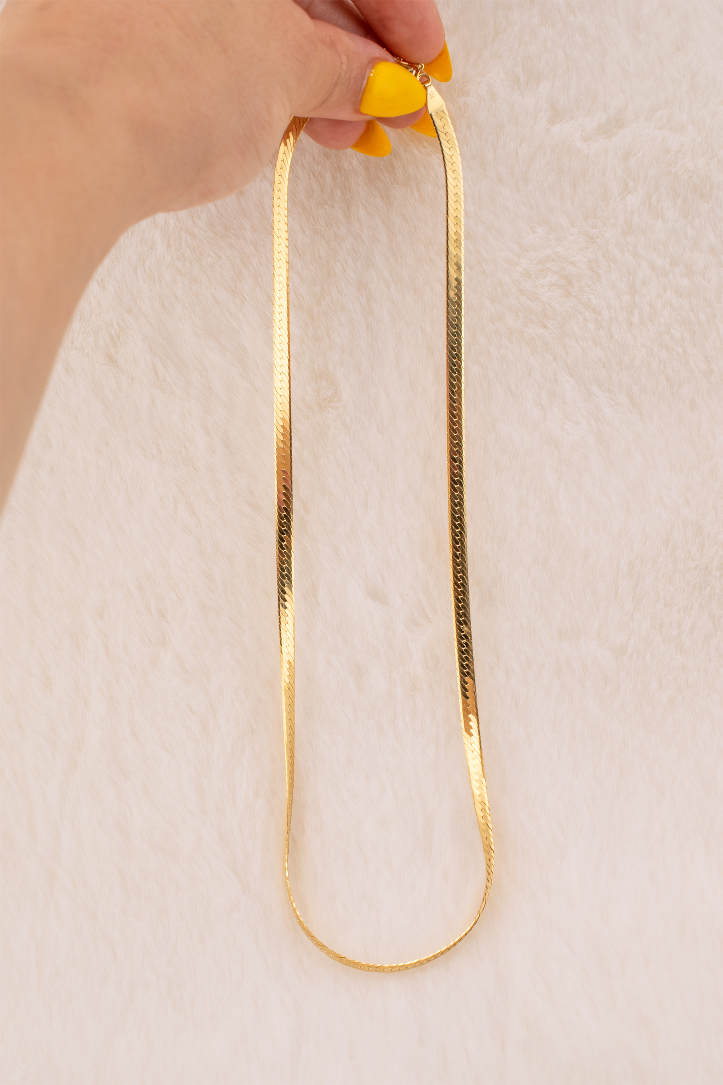 Circa 1980s-1990s Unisex Vintage 14 Karat Yellow Gold Italian 4.1 mm Herringbone Chain Necklace 17.5 Inches