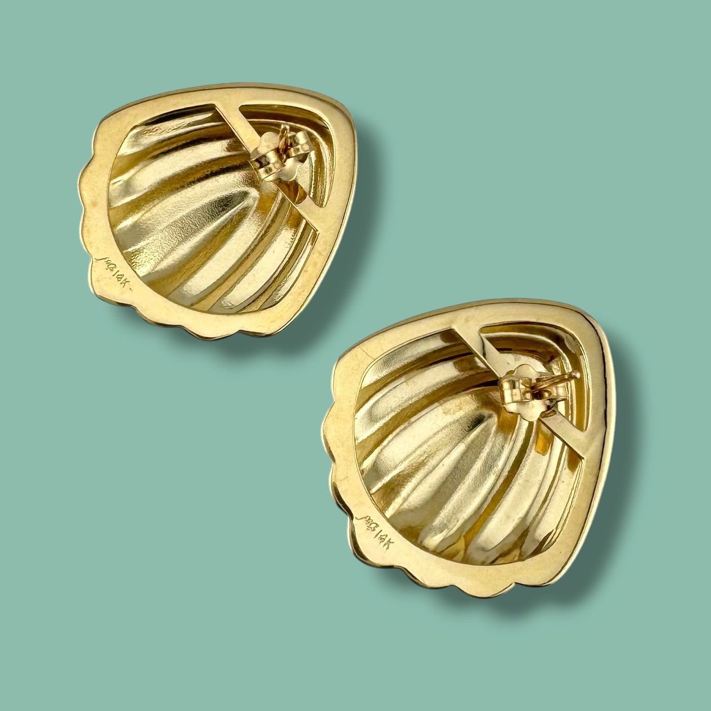 Vintage 14K Yellow Gold Seashell Stud Earrings Ribbed Scallop Shell Geometric Design 1 Inch