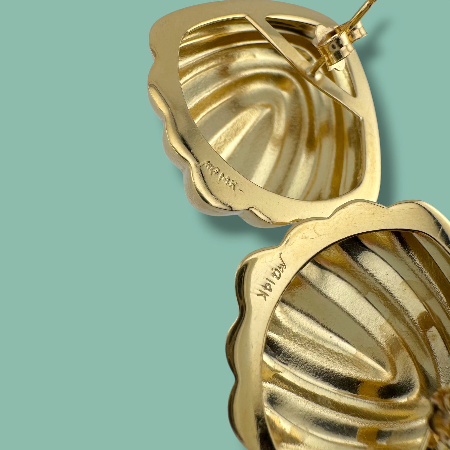 Vintage 14K Yellow Gold Seashell Stud Earrings Ribbed Scallop Shell Geometric Design 1 Inch