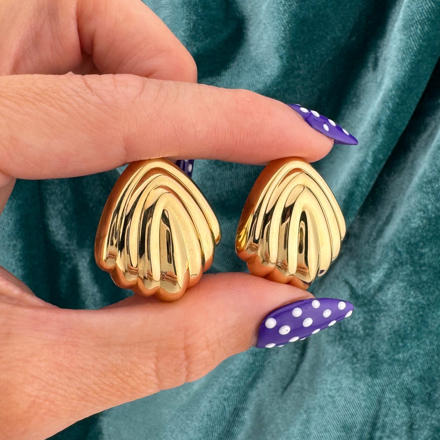 Vintage 14K Yellow Gold Seashell Stud Earrings Ribbed Scallop Shell Geometric Design 1 Inch