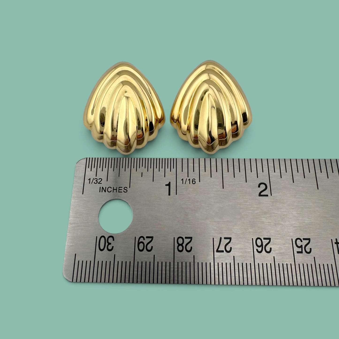 Vintage 14K Yellow Gold Seashell Stud Earrings Ribbed Scallop Shell Geometric Design 1 Inch