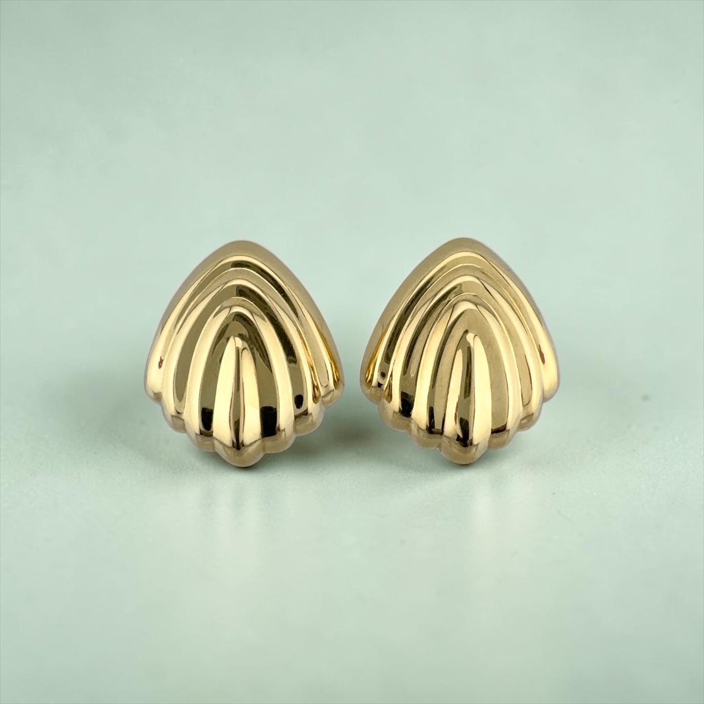 Vintage 14K Yellow Gold Seashell Stud Earrings Ribbed Scallop Shell Geometric Design 1 Inch